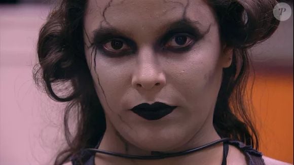 Emily Araújo, campeã daquela edição, levou um susto ao ver os zumbis e foi se esconder com Ieda