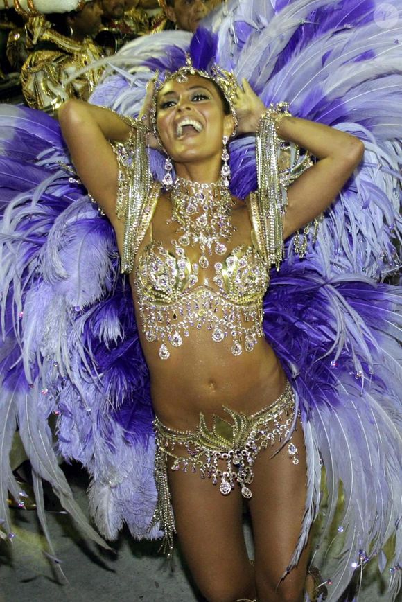 Juliana Paes já foi rainha de bateria da Viradouro nos anos 2000