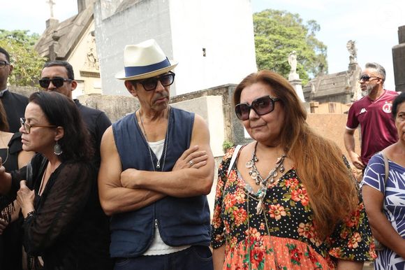 Corpo de Juca de Oliveira foi sepultado diante de família e amigos, incluindo Taumaturgo Ferreira, seu colega de cena na peça 'Mãos Limpas'