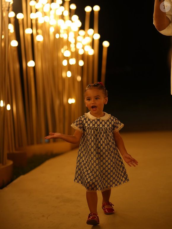 Filha de Neymar e Bruna Biancardi, Mavie usou vestido de grife de R$ 5.500 para réveillon com os pais
