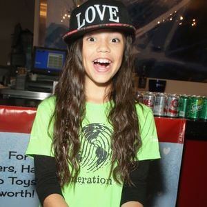 2014: bem diferente, Jenna Ortega estava toda sorridente em um evento