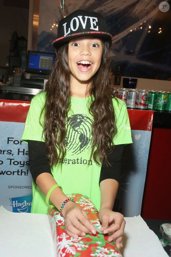 2014: bem diferente, Jenna Ortega estava toda sorridente em um evento