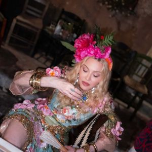 Para a primeira produção de seu aniversário de 68 anos, Madonna escolheu um vestido azul estampado da Dolce&Gabbana