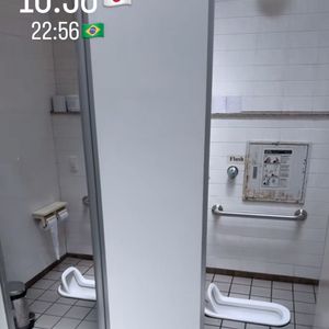 Algumas fotos do banheiro do Japão registradas por Virginia Fonseca em seus stories.