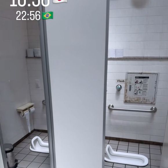 Algumas fotos do banheiro do Japão registradas por Virginia Fonseca em seus stories.