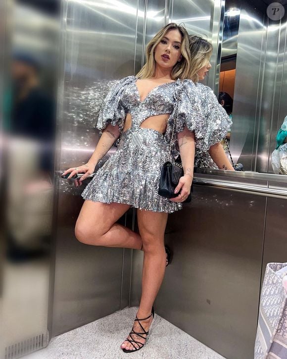 Virginia Fonseca com vestido de mangas bufantes prateado