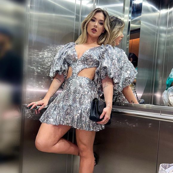 Virginia Fonseca com vestido de mangas bufantes prateado