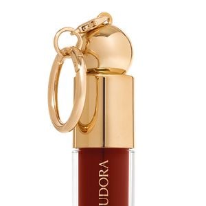 Elegante e sofisticado, o batom vinho da coleção limitada da Eudora traduz o lado mais dramático e luxuoso de 'O Diabo Veste Prada'