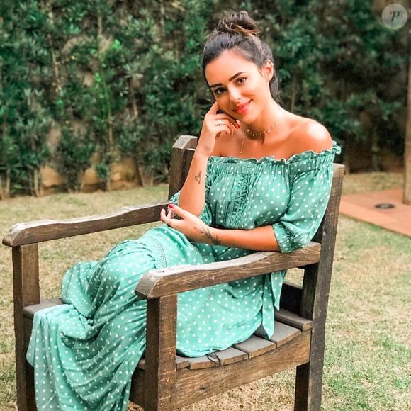 Bruna Biancardi com vestido longo e soltinho verde, com decote ciganinha