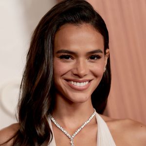 O colar de Bruna Marquezine com diamantes gota no Oscar é da marca Lorraine Schwartz