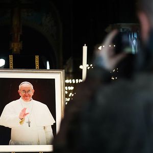 London, Inglaterra: a Catedral de Westminster homenageia a morte do Papa Francisco