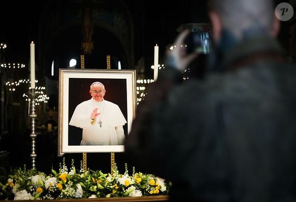 London, Inglaterra: a Catedral de Westminster homenageia a morte do Papa Francisco