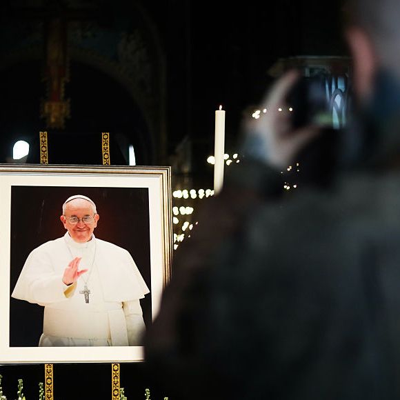 London, Inglaterra: a Catedral de Westminster homenageia a morte do Papa Francisco