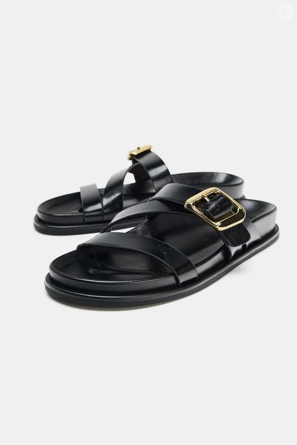 Para quem quer aderir à tendência das sandálias japonesas sem investir em uma peça de luxo, a Zara tem uma versão plana inspirada na estética de Yohji Yamamoto, disponível por R$ 279,00