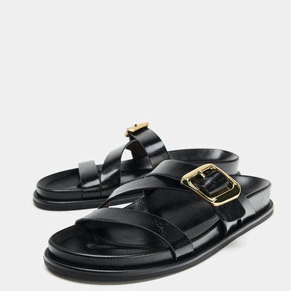 Para quem quer aderir à tendência das sandálias japonesas sem investir em uma peça de luxo, a Zara tem uma versão plana inspirada na estética de Yohji Yamamoto, disponível por R$ 279,00