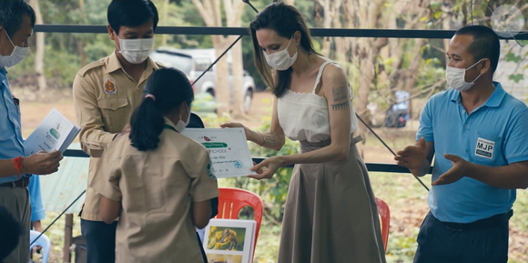 Angelina Jolie também investe na educação local, dando oportunidades para crianças, adolescentes e adultos