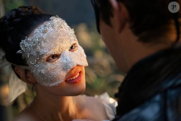 O baile é responsável pelo primeiro encontro entre o casal Benedict e Sophie