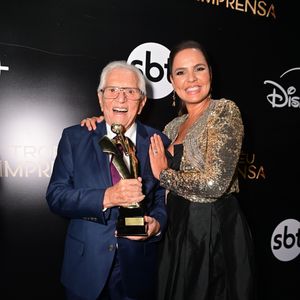 Ao lado da esposa Renata Domingues, Carlos Alberto de Nobrega posa para fotógrafos após ganhar prêmio na 55ª edição do Troféu Imprensa nesta quarta-feira (23)