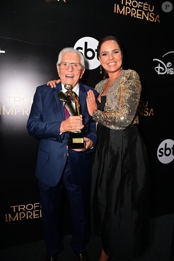 Ao lado da esposa Renata Domingues, Carlos Alberto de Nobrega posa para fotógrafos após ganhar prêmio na 55ª edição do Troféu Imprensa nesta quarta-feira (23)