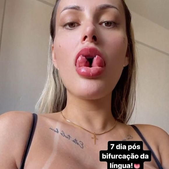 Outra mudança chocante de Andressa Urach foi a língua bifurcada