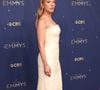 Scarlett Johansson estava linda em um vestido amarelo sem alças no tapete vermelho do Emmy 2025