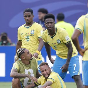 Após eliminação do Brasil na Copa do Mundo 2026, Ronaldo Fenômeno teve seu nome envolvido em rumores sobre Ancelotti e Vini Jr., mas negou as informações