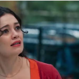 Gerluce (Sophie Charlotte) não gosta de saber que Jorginho (Juliano Cazarré) acompanhou Joélly (Alana Cabral) até a escola.
