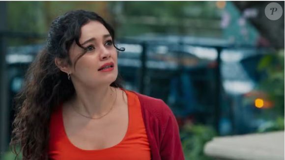 Gerluce (Sophie Charlotte) não gosta de saber que Jorginho (Juliano Cazarré) acompanhou Joélly (Alana Cabral) até a escola.