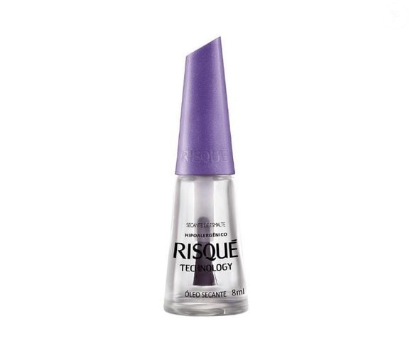 Após pintar as unhas, use um óleo ou spray secante. Ou se, preferir, mergulhe os dedos, um de cada vez, em um recipiente com um pouco de azeite de oliva. O truque é rápido, eficaz e econômico
