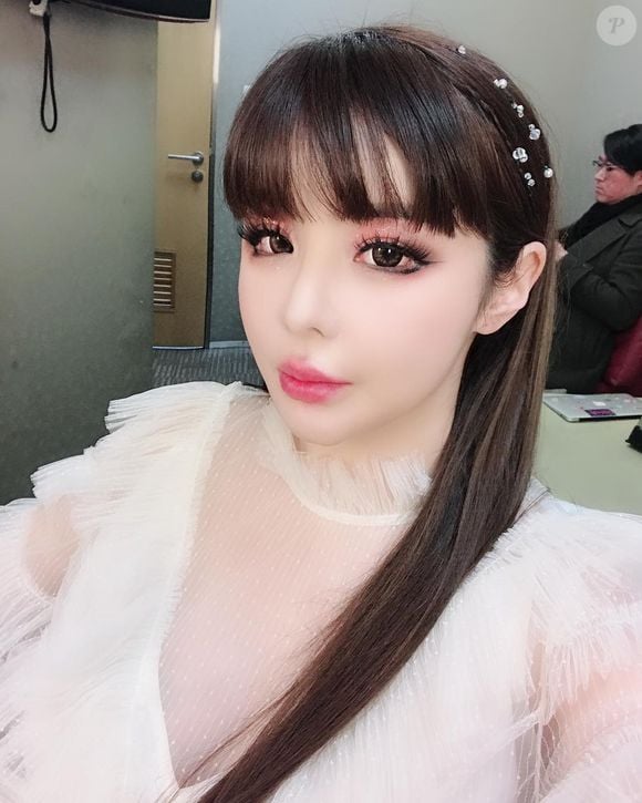 Fãs notaram que, aparentemente, Park Bom estava mais lenta no palco