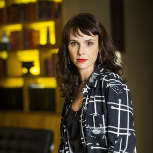 Débora Falabella já usou franja cortina que segue como a queridinha de mulheres de todas as idades por sua versatilidade, capacidade de rejuvenescer o visual e facilidade para harmonizar diferentes formatos de rosto