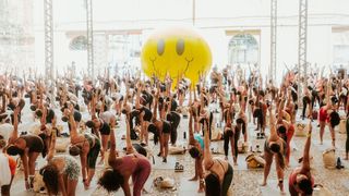 Para ficar 'Chapadinha de Endorfina': como é o 'treinão' para 1.500 mulheres que reúne aulas, DJ e até massagem?