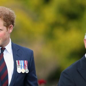 Segundo a imprensa internacional, o encontro entre o príncipe Harry e o Rei Charles III teria sido extremamente formal