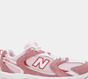 O Tênis New Balance 530 reúne uma estética inspirada nos anos 2000 com tecnologias pensadas para proporcionar confort