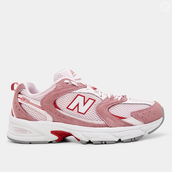 O Tênis New Balance 530 reúne uma estética inspirada nos anos 2000 com tecnologias pensadas para proporcionar confort