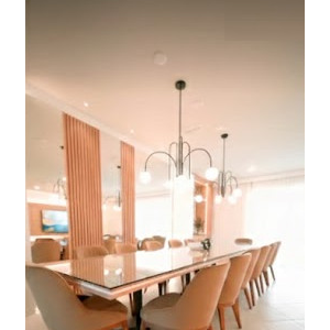 Entre os ambientes revelados estão uma sala de cinema privativa e uma sala de jogos, pensadas para entretenimento de adultos e crianças.