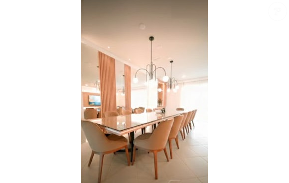 Entre os ambientes revelados estão uma sala de cinema privativa e uma sala de jogos, pensadas para entretenimento de adultos e crianças.