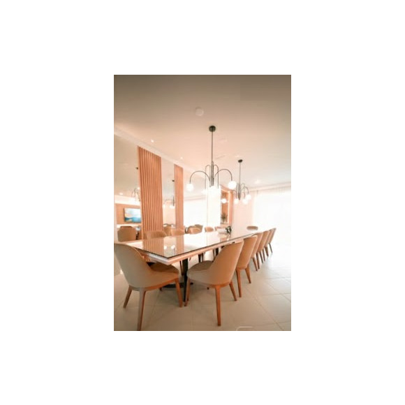 Entre os ambientes revelados estão uma sala de cinema privativa e uma sala de jogos, pensadas para entretenimento de adultos e crianças.