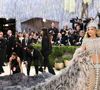 Look de Beyoncé no Met Gala 2026 aposta em transparência, cristais e estrutura que imita o corpo humano