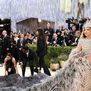 Look de Beyoncé no Met Gala 2026 aposta em transparência, cristais e estrutura que imita o corpo humano