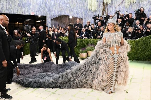 Look de Beyoncé no Met Gala 2026 aposta em transparência, cristais e estrutura que imita o corpo humano