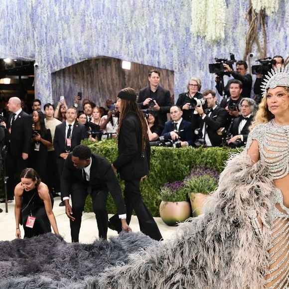 Look de Beyoncé no Met Gala 2026 aposta em transparência, cristais e estrutura que imita o corpo humano