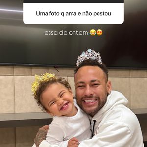 Neymar aparece sorridente e abraçadinho com a segunda filha, Mavie, de 1 ano, em uma imagem publicada por Bruna Biancardi