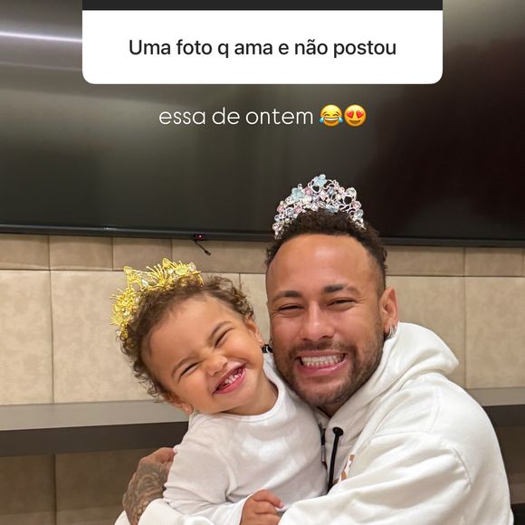 Neymar aparece sorridente e abraçadinho com a segunda filha, Mavie, de 1 ano, em uma imagem publicada por Bruna Biancardi