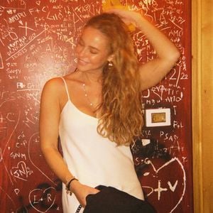 Vestido branco de alças finas de Paolla Oliveira rendeu um look leve e despojado