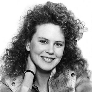 1986: Nicole Kidman costumava deixar seus cabelos cacheados no passado