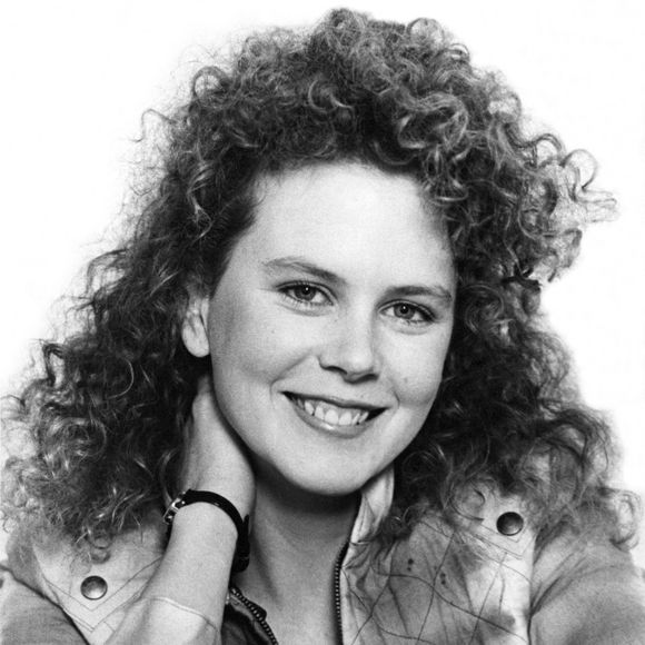 1986: Nicole Kidman costumava deixar seus cabelos cacheados no passado