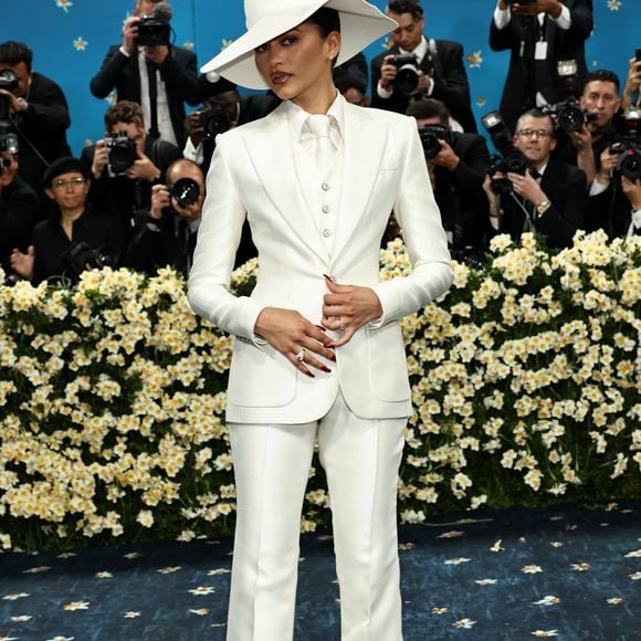 Chiquissíma! Dona da elegância! Zendaya acaba de chegar ao Met Gala 2025 usando custom Louis Vuitton por Pharrell Williams