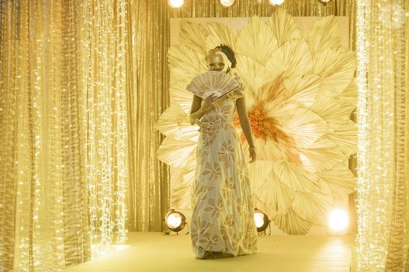 Beatriz (Duda Santos) surgirá misteriosa e mascarada no concurso de beleza