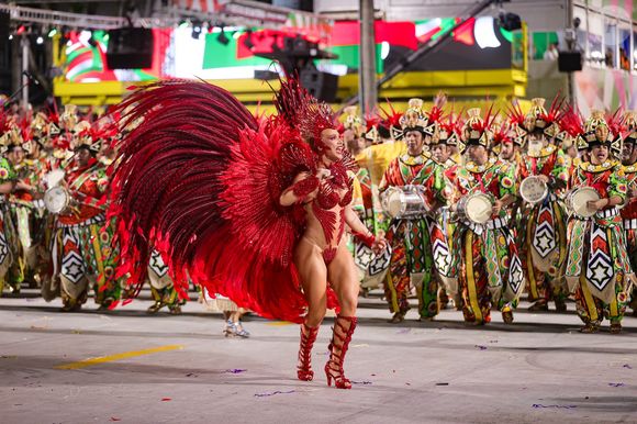 Virgínia enfrentou vaias ao ser anunciada como rainha de bateria da Grande Rio, mas contou com apoio público de Paolla Oliveira durante o desfile